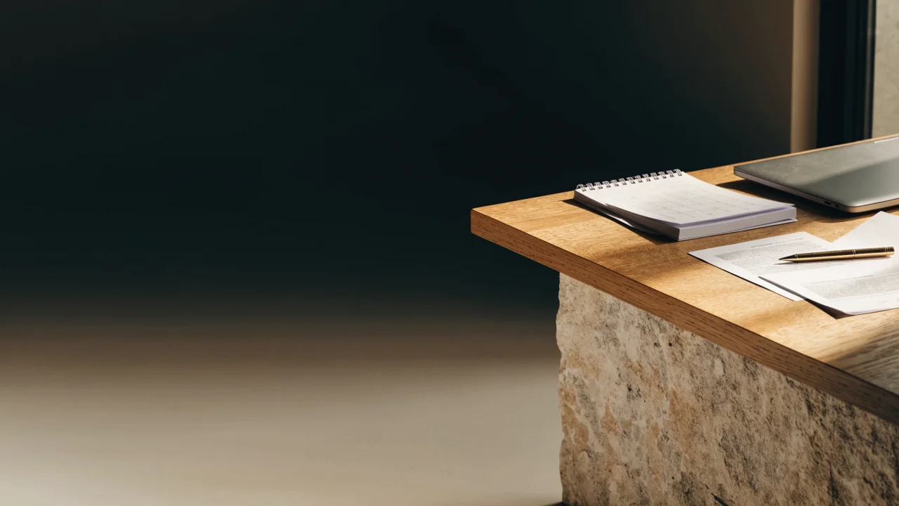 서류의 서로 다른 확인 항목을 표현한 AI 컨셉 이미지